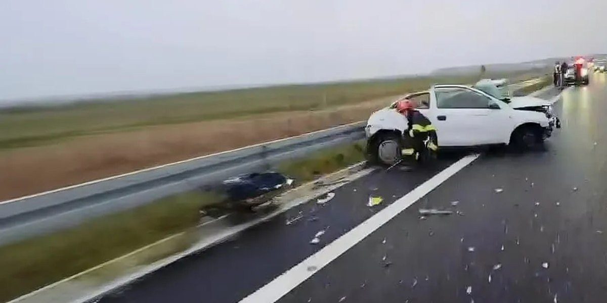 Un autobuz cu 42 de pasageri, dintre care 38 de copii, s-a răsturnat luni dimineață pe Drumul Expres Pitești – Craiova, într-un accident provocat de coliziunea cu un autoturism oprit ilegal pe partea carosabil