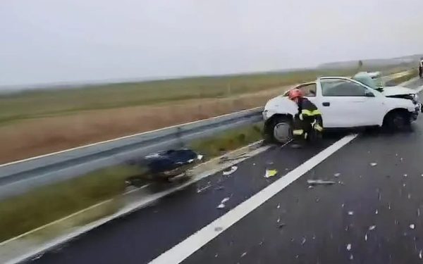 Un autobuz cu 42 de pasageri, dintre care 38 de copii, s-a răsturnat luni dimineață pe Drumul Expres Pitești – Craiova, într-un accident provocat de coliziunea cu un autoturism oprit ilegal pe partea carosabil