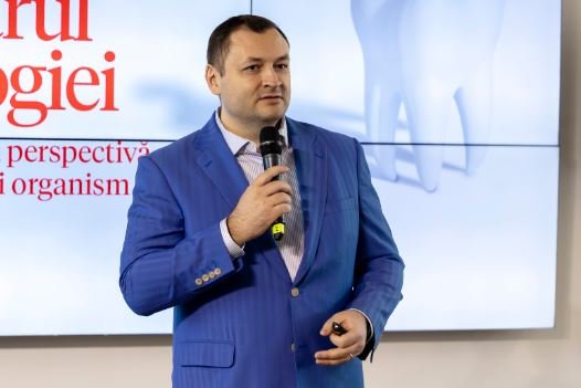 Românii devin tot mai conștienți de legătura strânsă dintre sănătatea orală și starea generală de sănătate, însă obiceiurile preventive rămân în urmă