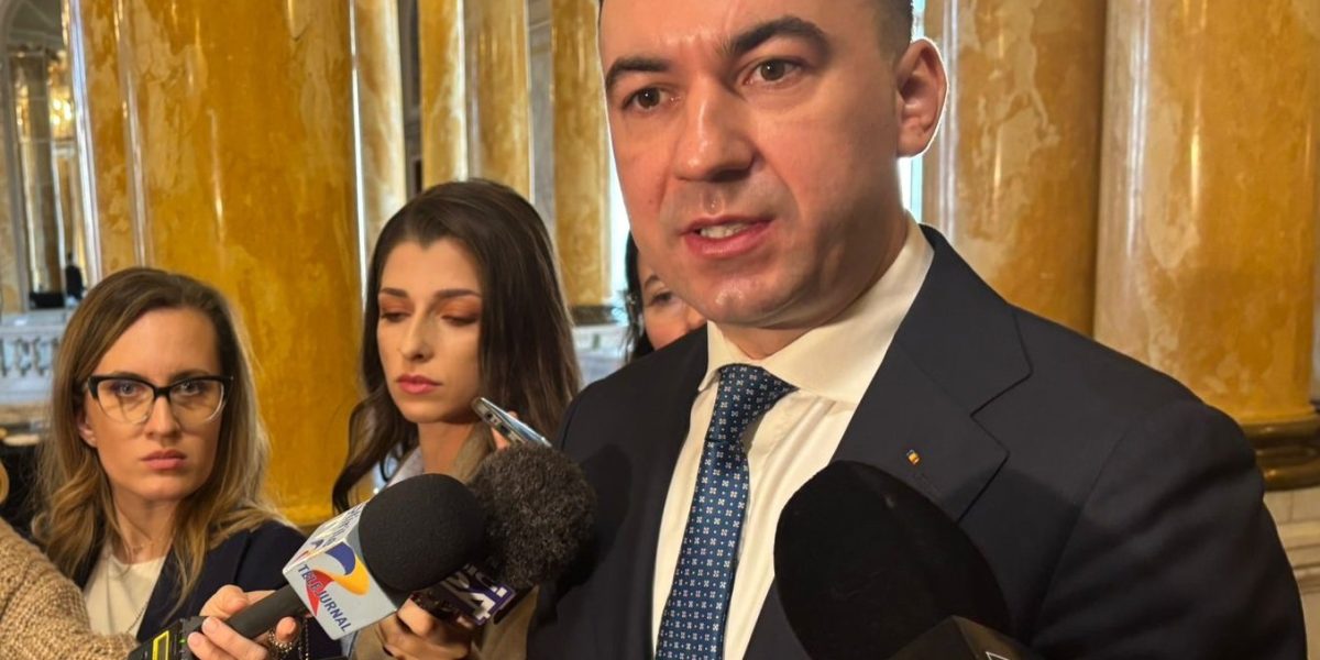 Inea de mari încercări pentru stoparea scumpirii carburanților: Guvernul analizează scenarii diverse, inclusiv reducerea accizei Criza energetică de la nivel global și tensiunile din Orientul Mijlociu continuă să pună presiune pe prețurile carburanților în România, determinând autoritățile să ia în calcul măsuri speciale pentru a calma piața internă