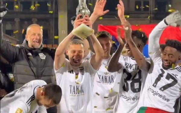 Valentin Costache triumfă în Armenia: de la titluri din SuperLiga la supercupe internaționale Un istoric al carierei din România și o premieră în Armenia: Valentin Costache, fostul jucător al UTA Arad, a reușit să cimenteze începutul unei noi etape spectaculoase în cariera sa, obținând trofeul Supercupei Armeniei cu FC Noah