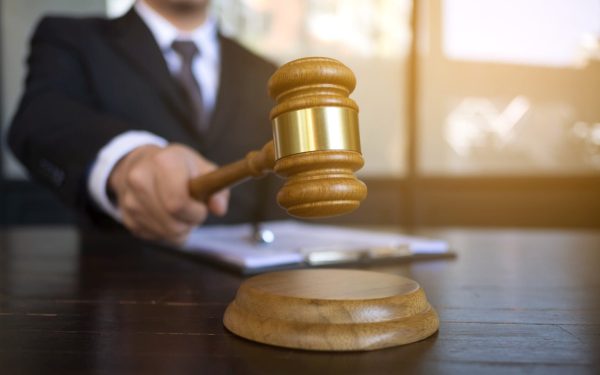 Inițiativa recentă a autorităților din domeniul judiciar de a impune ca hotărârile judecătorești să devină definitive sau executorii pentru a putea fi puse în practică marchează un pas important în procesul de reformare a sistemului de justiție din România