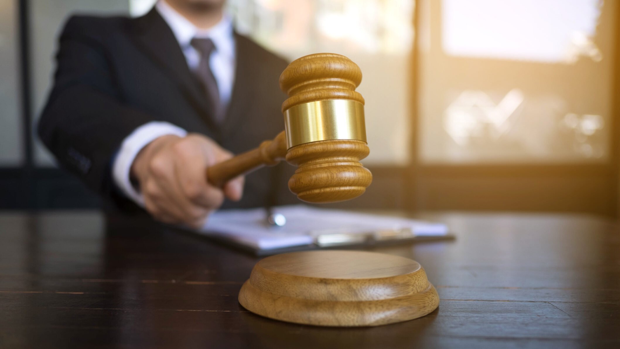 Inițiativa recentă a autorităților din domeniul judiciar de a impune ca hotărârile judecătorești să devină definitive sau executorii pentru a putea fi puse în practică marchează un pas important în procesul de reformare a sistemului de justiție din România