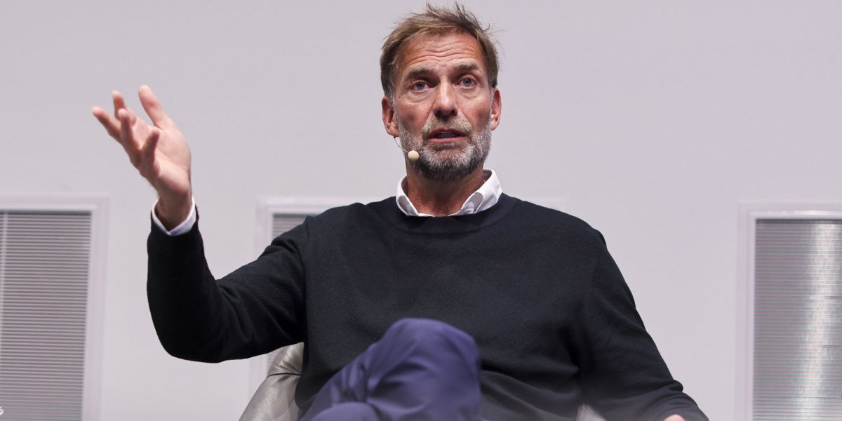 Jurgen Klopp, aproape de revenirea pe banca tehnică, dar nu la club, ci la lotul național al Germaniei După o absență de aproape doi ani de pe banca tehnică a unui club, Jurgen Klopp pare să se apropie de un nou capitol în cariera sa de antrenor, însă de această dată, nu la cluburi, ci la echipa națională a Germaniei