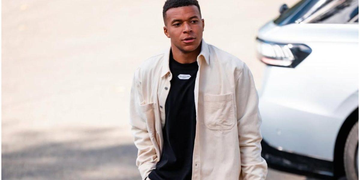 Kylian Mbappe, unul dintre cei mai urmăriti și mediatizați fotbaliști ai generației sale, și-a sfârșit recent o etapă personală importantă: a obținut permisul de conducere