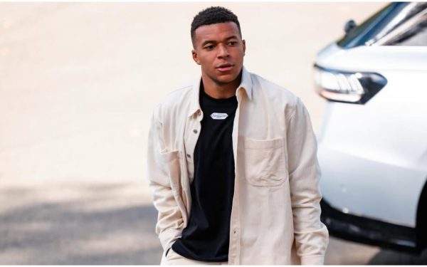 Kylian Mbappe, unul dintre cei mai urmăriti și mediatizați fotbaliști ai generației sale, și-a sfârșit recent o etapă personală importantă: a obținut permisul de conducere