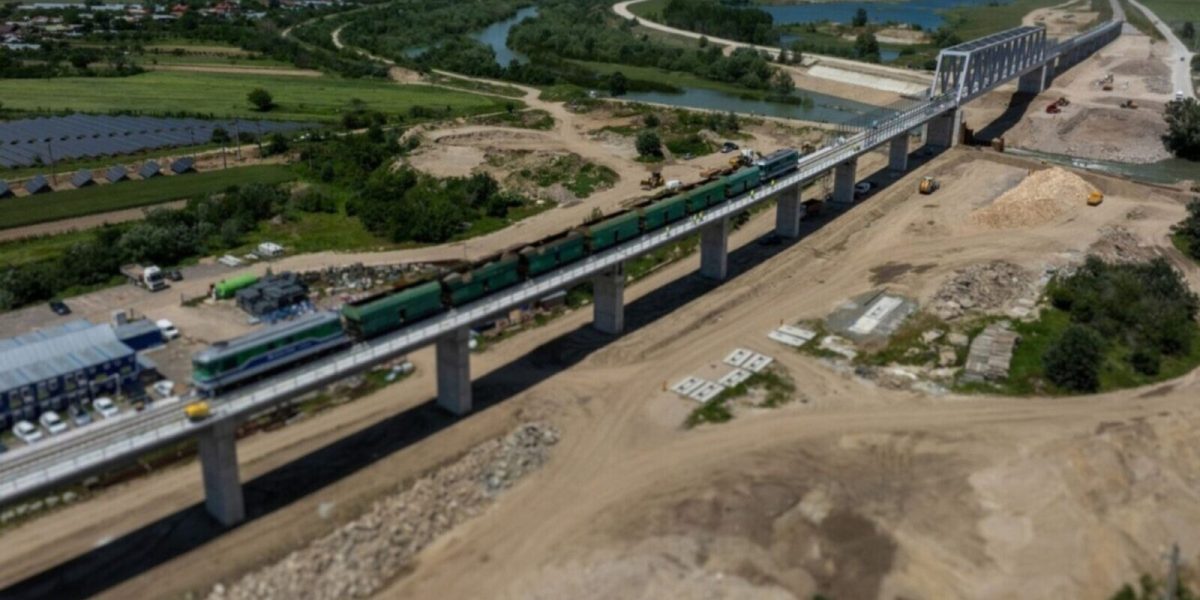 De luni, 16 martie, traficul feroviar între București și Giurgiu suferă o perturbare majoră: circulația trenurilor pe ruta directă a fost suspendată pentru a permite derularea unui amplu proiect de modernizare a căii ferate
