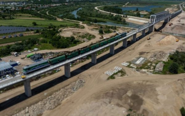 De luni, 16 martie, traficul feroviar între București și Giurgiu suferă o perturbare majoră: circulația trenurilor pe ruta directă a fost suspendată pentru a permite derularea unui amplu proiect de modernizare a căii ferate