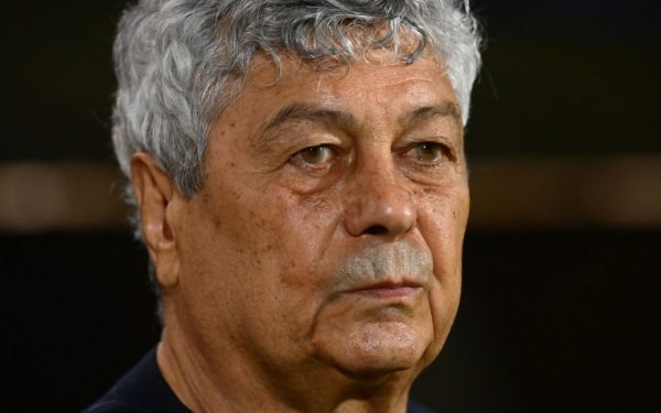 Mircea Lucescu, selecționerul echipei naționale de fotbal a României, a fost internat duminică la Spitalul Universitar de Urgență din București, după ce s-a simțit rău înaintea unui antrenament programat al lotului național