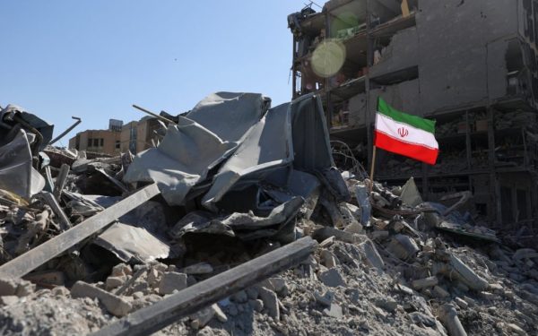 Iranul răspunde dur SUA: Președintele Masoud Pezeshkian exclude capitularea necondiționată și cere iertare pentru atacurile regionale Președintele Iranului, Masoud Pezeshkian, a făcut o declarație care readuce în prim-plan tensiunile din Orientul Mijlociu, afirmând că visele Occidentului, în special cele ale SUA, privind o capitulare necondiționată a Teheranului, sunt absolut nerealiste și trebuie “să fie duse în mormânt”