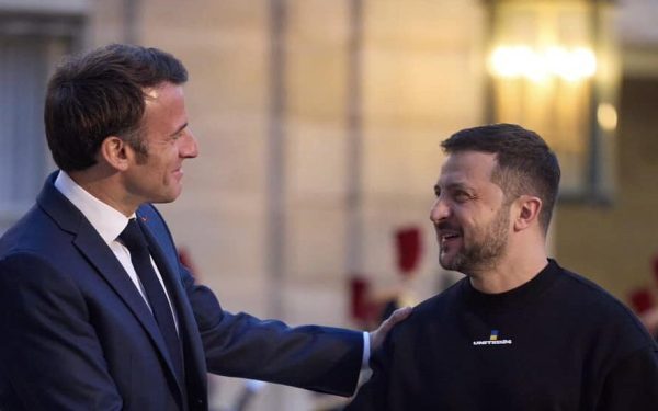 Zelenski se întâlnește vineri cu Macron la Paris