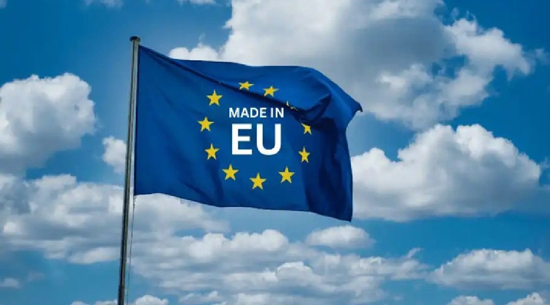 Europeanitatea și protecția mediului, sub lupa noii legi industriale a UE Într-un climat internațional marcat de incertitudine economică și de provocări legate de schimbările climatice, Uniunea Europeană face un pas decisiv pentru a-și reafirma poziția în domeniul industriei ecologice și al energiei verzi