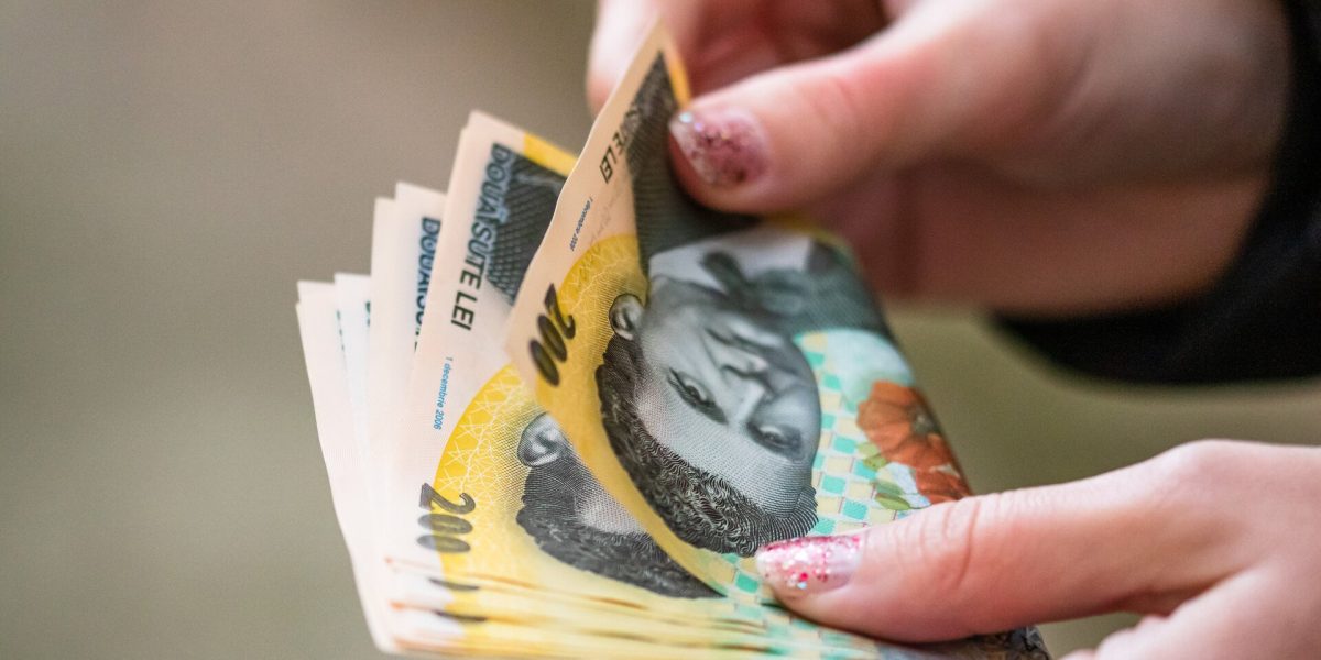 Aproape jumătate dintre angajații din România au sau explorează activ opțiunea unui al doilea job, iar pentru majoritatea dintre ei, factorul determinant în alegerea locului de muncă rămâne salariul