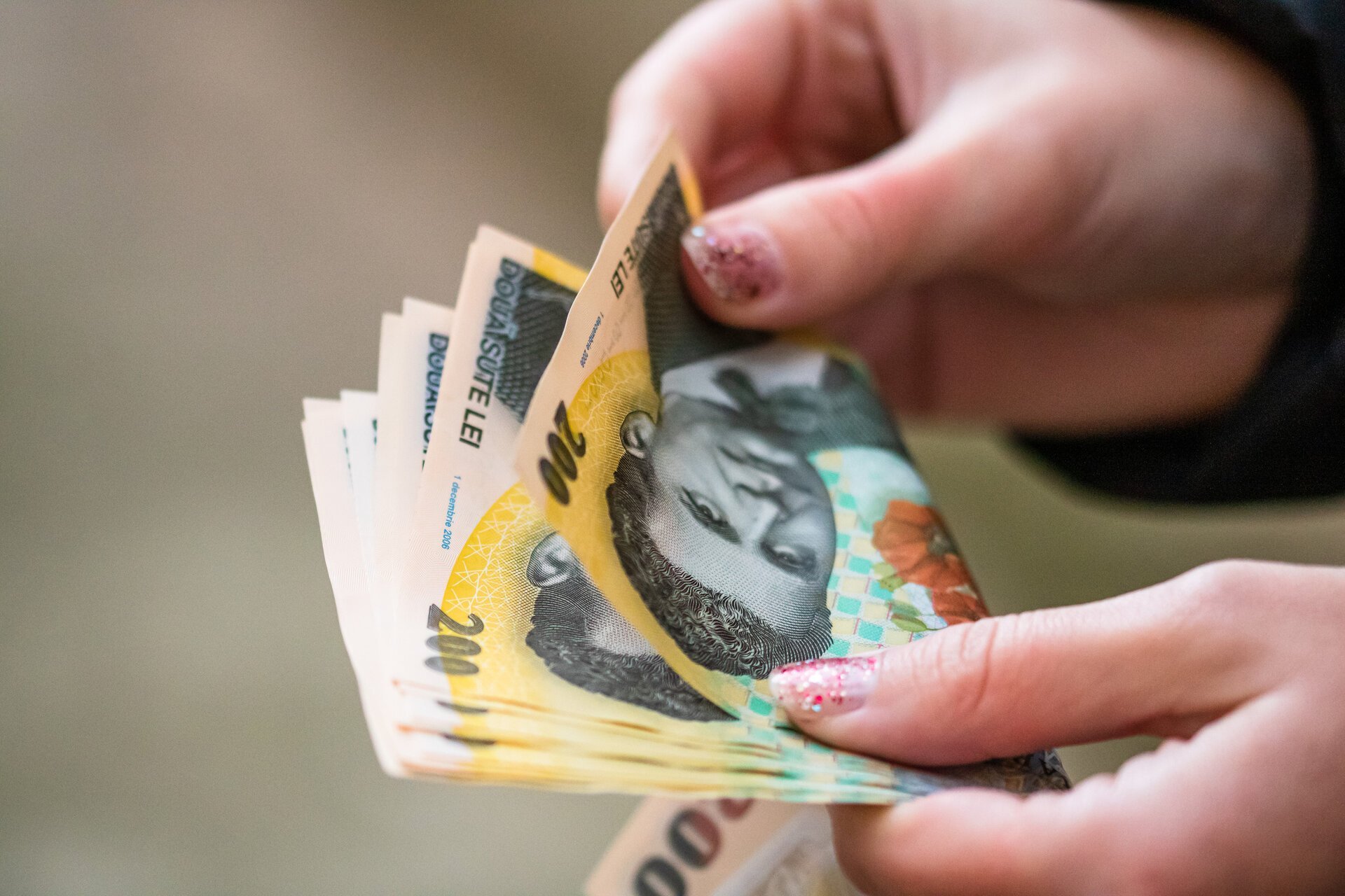 Aproape jumătate dintre angajații din România au sau explorează activ opțiunea unui al doilea job, iar pentru majoritatea dintre ei, factorul determinant în alegerea locului de muncă rămâne salariul