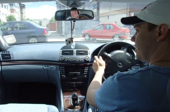 Aproape 600 de șoferi români au fost sancționați pentru conducere cu volanul pe partea dreaptă, în ultimele luni, o situație încă periculoasă pe drumurile țării