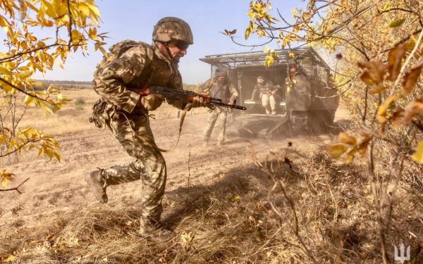 Ucraina amână discuțiile cu Statele Unite și Rusia din cauza escaladării tensiunilor internaționale Tensiunile geopolitice din Ucraina încep să influențeze și planurile pentru negocierile trilaterale cu Rusia și Statele Unite, așa cum a declarat joi președintele ucrainean Volodimir Zelenski