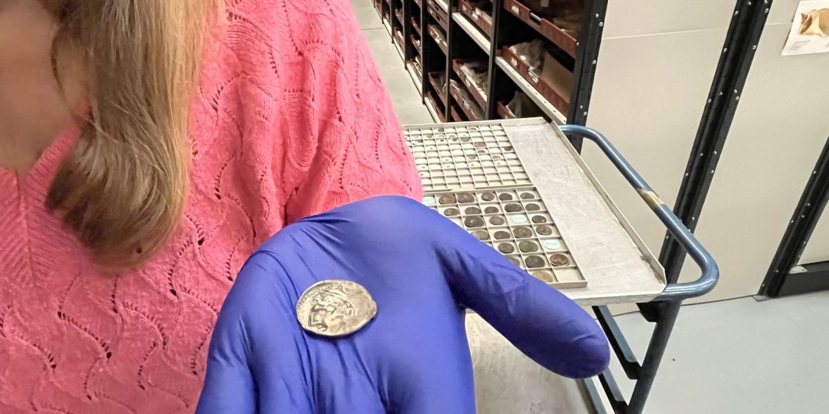 O monedă feniciană de peste 2.000 de ani, descoperită în Anglia, a stârnit recent interesul cercetătorilor și pasionaților de istorie