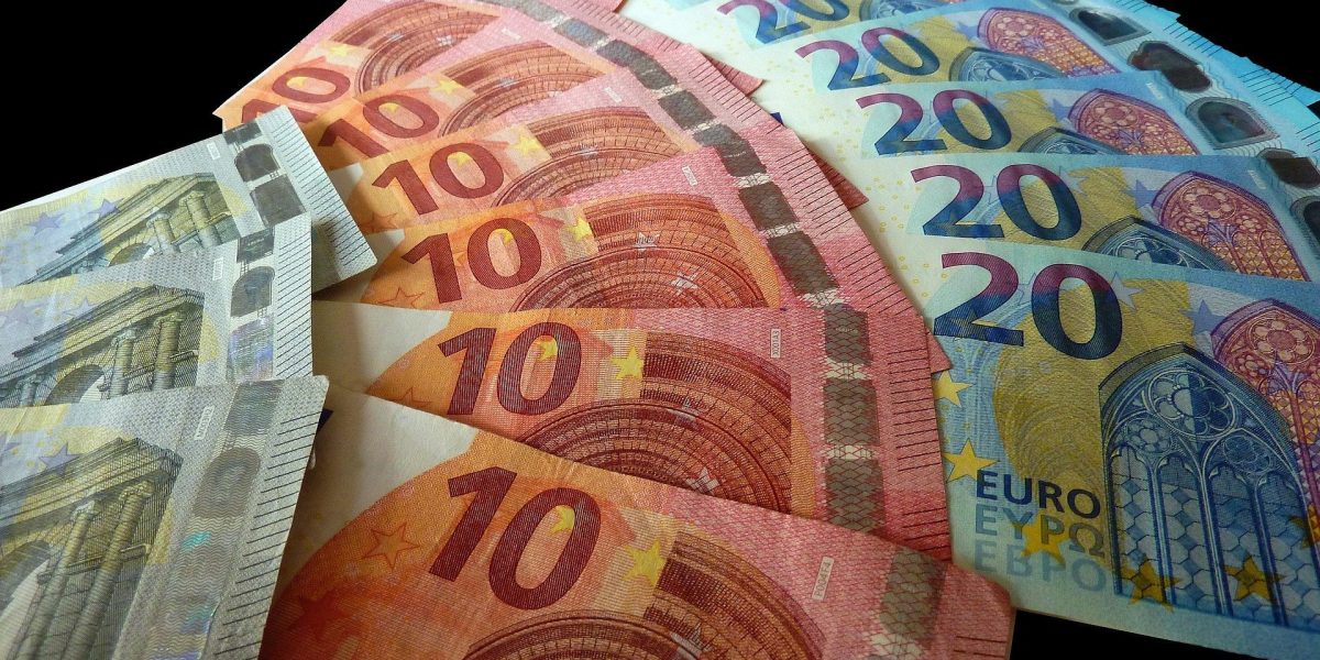 România stabilește limite clare pentru vârsta de pensionare: când se pot retrage bărbații și femeile din activitate Legislația românească privind sistemul de pensii a suferit, în ultimii ani, mai multe modificări, menite să răspundă atât provocărilor demografice, cât și celor legate de evoluția economică și socială