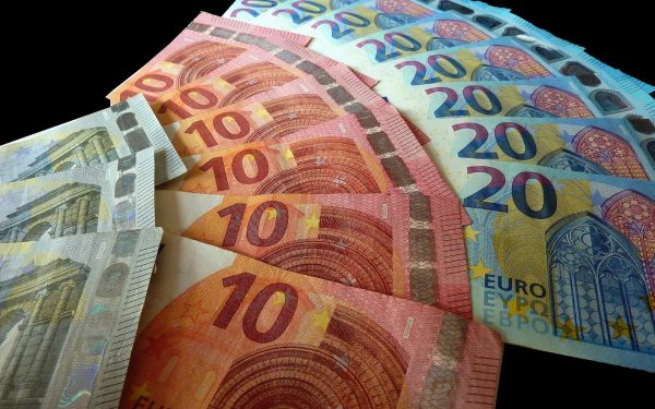 România stabilește limite clare pentru vârsta de pensionare: când se pot retrage bărbații și femeile din activitate Legislația românească privind sistemul de pensii a suferit, în ultimii ani, mai multe modificări, menite să răspundă atât provocărilor demografice, cât și celor legate de evoluția economică și socială