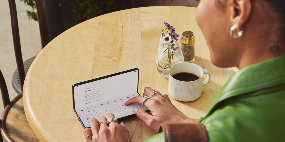 Lenovo pare să își reconfigureze strategiile în segmentul telefoanelor inteligente, explorând noi direcții care ar putea modifica fundamental modul în care utilizatorii percep și aleg smartphone-urile