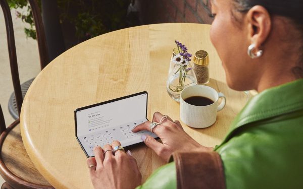 Lenovo pare să își reconfigureze strategiile în segmentul telefoanelor inteligente, explorând noi direcții care ar putea modifica fundamental modul în care utilizatorii percep și aleg smartphone-urile