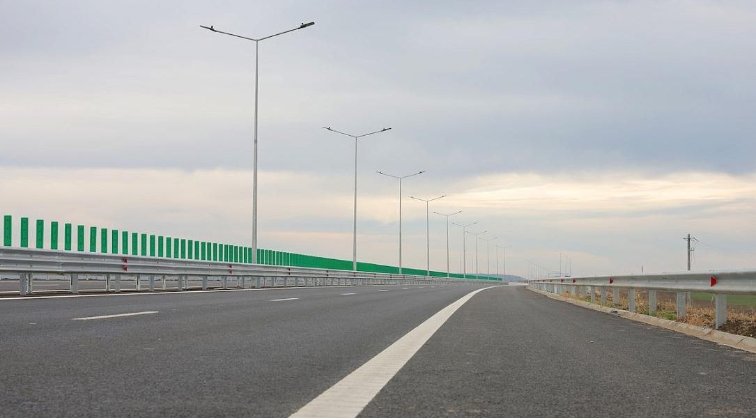 Guvernul României a aprobat recent ratificarea unui contract de finanțare în valoare de 500 de milioane de euro cu Banca Europeană de Investiții (BEI), destinată construcției podului rutier Sibiu-Pitești, un proiect de infrastructură de o importanță strategică pentru țară
