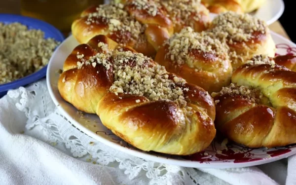 Mucenicii moldovenești, simbol al credinței și tradiției de 9 martie În fiecare an, pe data de 9 martie, gospodăriile din Moldova și întreaga Românie își deschid ușile pentru a prepara mucenicii, acei colaci tradiționali care păstrează un loc sacru în inima culturii noastre