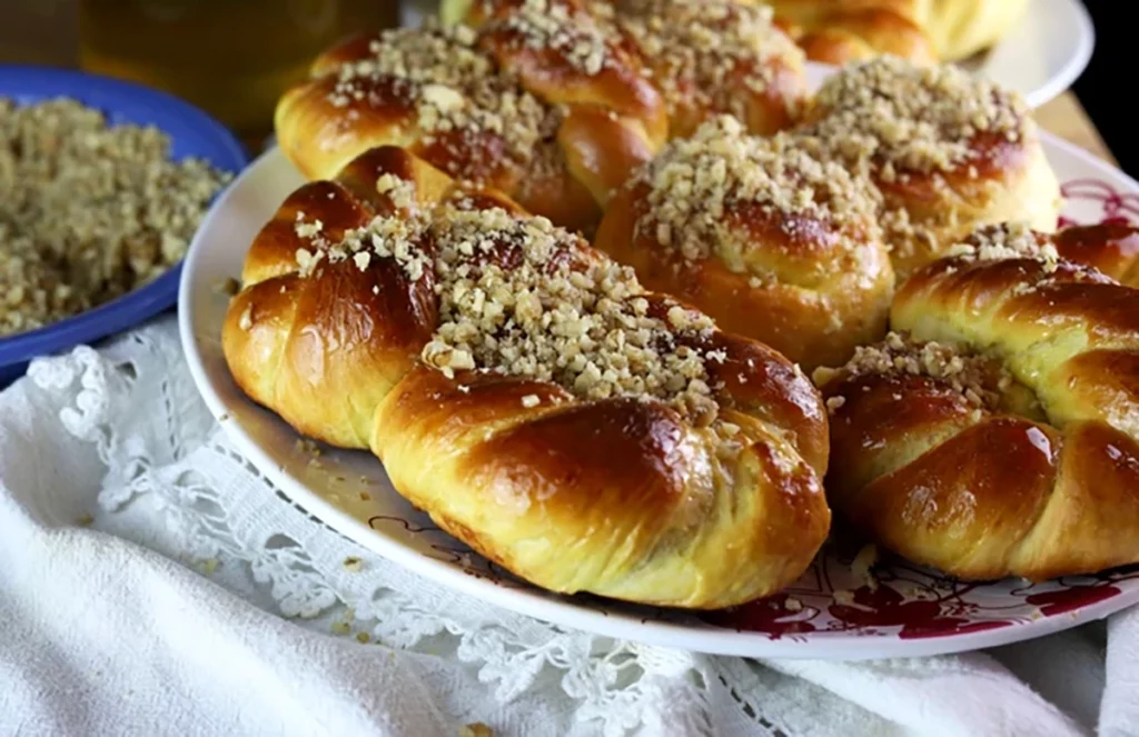 Mucenicii moldovenești, simbol al credinței și tradiției de 9 martie În fiecare an, pe data de 9 martie, gospodăriile din Moldova și întreaga Românie își deschid ușile pentru a prepara mucenicii, acei colaci tradiționali care păstrează un loc sacru în inima culturii noastre