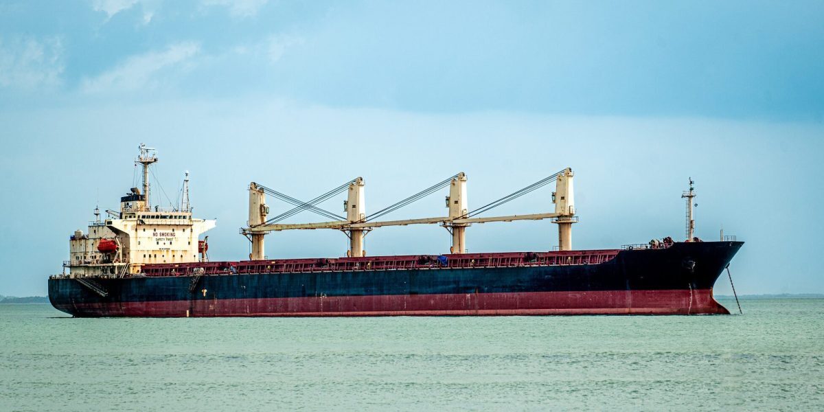 Marina militară americană își intensifică prezența în Strâmtoarea Ormuz, într-o încercare de a asigura traficul maritim în zona, aflată în prezent sub o amenințare tot mai mare