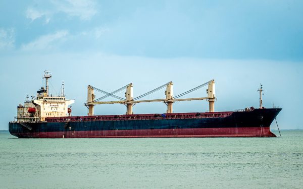 Marina militară americană își intensifică prezența în Strâmtoarea Ormuz, într-o încercare de a asigura traficul maritim în zona, aflată în prezent sub o amenințare tot mai mare