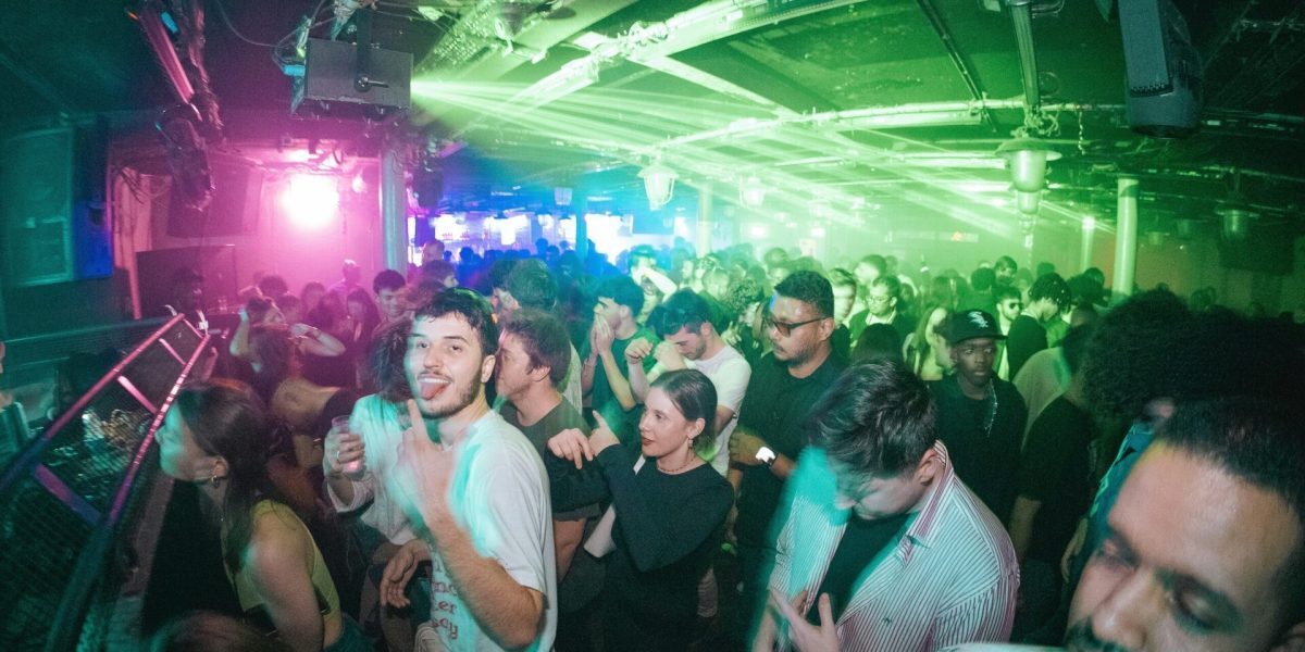 Șapte din zece tineri din generația Z recurg frecvent la consum excesiv de alcool, o tendință alarmantă ce iasă în evidență din studiile recente realizate de University College London (UCL)