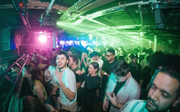 Șapte din zece tineri din generația Z recurg frecvent la consum excesiv de alcool, o tendință alarmantă ce iasă în evidență din studiile recente realizate de University College London (UCL)