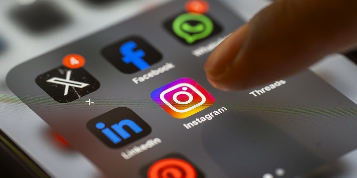 Instagram renunță la criptarea end-to-end: schimbare majoră în politica de securitate a platformei Într-o decizie surprinzătoare, Instagram anunță reducerea nivelului de protecție a conversațiilor utilizatorilor săi, renunțând la criptarea end-to-end (E2EE) pentru mesajele transmise prin intermediul serviciului de mesagerie integrat