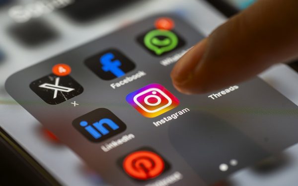 Instagram renunță la criptarea end-to-end: schimbare majoră în politica de securitate a platformei Într-o decizie surprinzătoare, Instagram anunță reducerea nivelului de protecție a conversațiilor utilizatorilor săi, renunțând la criptarea end-to-end (E2EE) pentru mesajele transmise prin intermediul serviciului de mesagerie integrat