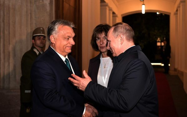 Vladimir Putin face un pas clar spre consolidarea legăturilor cu Budapesta, după ce a ordonat eliberarea a doi prizonieri de război despre care se afirmă că sunt cetățeni cu dublă cetățenie ucraineană și ungară, capturați pe frontul ucrainean