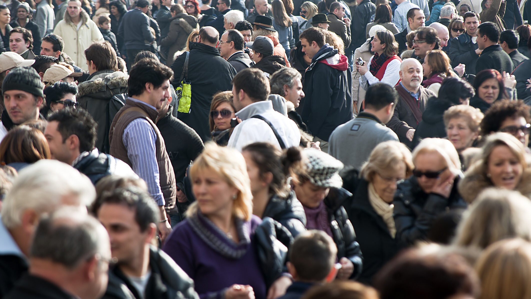 Nemulțumiri în rândul românilor repatriați din Orientul Mijlociu: o situație tensionată și fără sprijin real din partea autorităților Un val de nemulțumiri și acuzații vehemente a izbit comunitatea românească întoarsă din regiunile Orientului Mijlociu, unde mulți dintre aceștia au fost prinși într-un coșmar logistic și administrativ