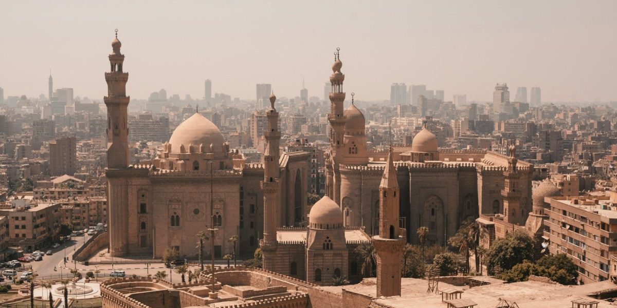 Întâlnire secretă în Cairo între reprezentanți ai “Consiliului pentru Pace” și lideri ai Hamas, în contextul tensiunilor din Gaza Un eveniment surprinzător a avut loc recent în Cairo, unde emisarți ai “Consiliului pentru Pace”, organizație apropiată de președintele american Donald Trump, s-au întâlnit cu reprezentanți ai grupării Hamas