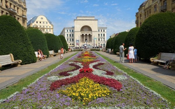 Cristian Rudic și Nova Bataniat recunosc vina în dosarul de corupție de la Opera Timișoara, fiind condamnați la închisoare cu suspendare Audierile din dosarul în care fostul manager al Operei Naționale din Timișoara, Cristian Rudic, și fostul director general adjunct, Nova Bataniat, au fost implicate într-un scandal de corupție, s-au încheiat cu un rezultat neașteptat: amândoi au acceptat să-și asume vina și au fost condamnati la câte doi ani și două luni de închisoare cu suspendare