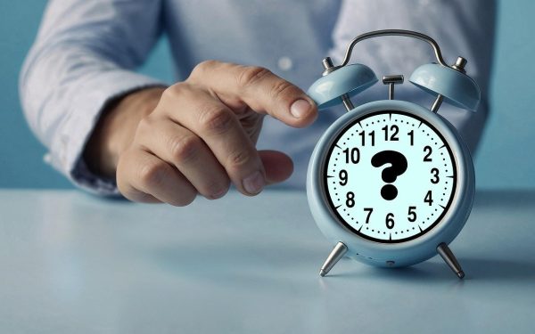 România trece la ora de vară în 2026 mai devreme decât în 2025