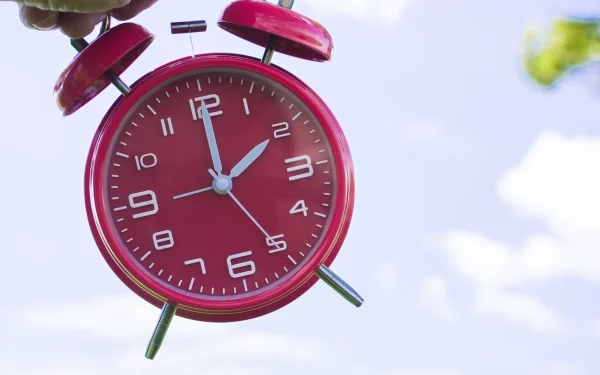 În noaptea de sâmbătă spre duminică, România va trece la ora de vară, marcând începutul sezonului în care căldura soarelui devine mai prezentă și zilele se prelungesc cu o oră