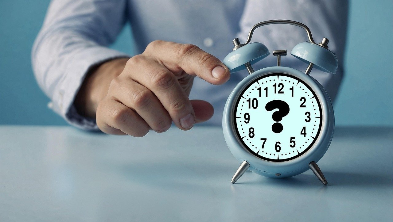 România trece la ora de vară în 2026 mai devreme decât în 2025