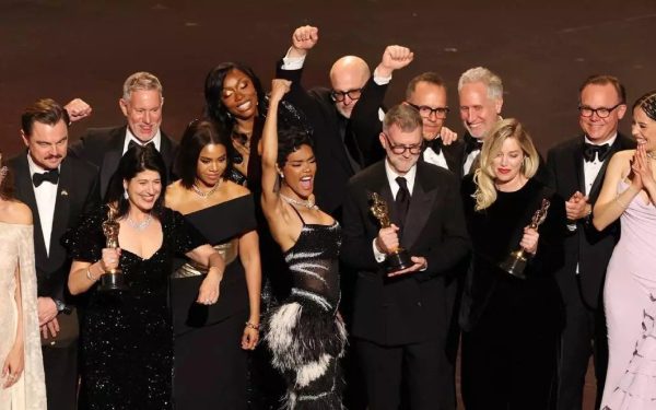 Oscar 2026: un gală plină de emotie, controverse și premiere neașteptate În noaptea de marți spre miercuri, Hollywood a fost martorul unei ediții memorabile a Premiilor Oscar, marcate de tendințe neobișnuite, performanțe remarcabile și controverse aprinse