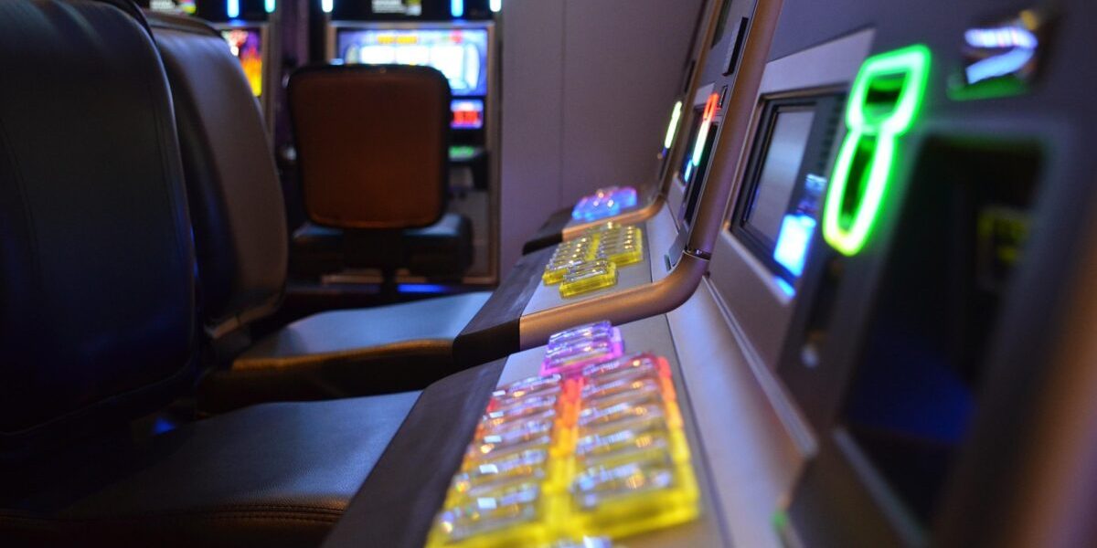 Slatina renunță oficial la jocurile de noroc și pariuri: interdicție și închideri treptate Decizia de a pune punct activității sălilor de jocuri de noroc din Slatina a fost anunțată oficial de autorități, marcând un moment de răscruce pentru industria locală a jocurilor de noroc