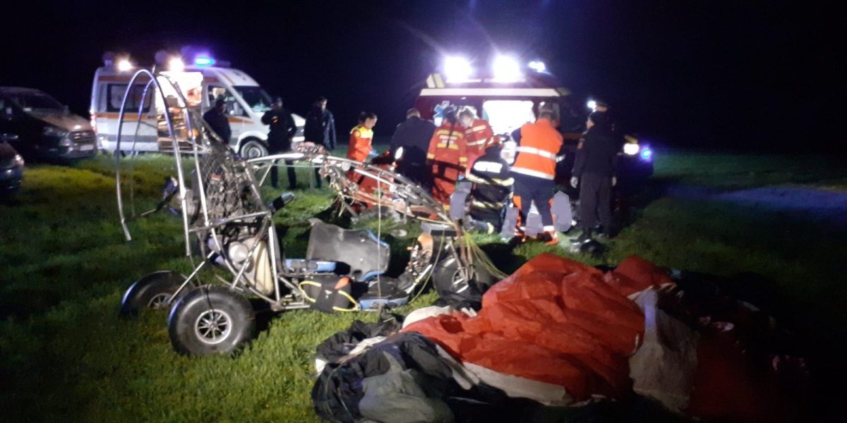 Accident tragic în aer liber: parapantă cu motor se prăbușește pe câmp în Bihor, două victime decedate O tragedie s-a petrecut marți seară în Bihor, după ce o parapantă cu motor, în care se aflau două persoane, s-a prăbușit pe un câmp din apropierea localității Olosig