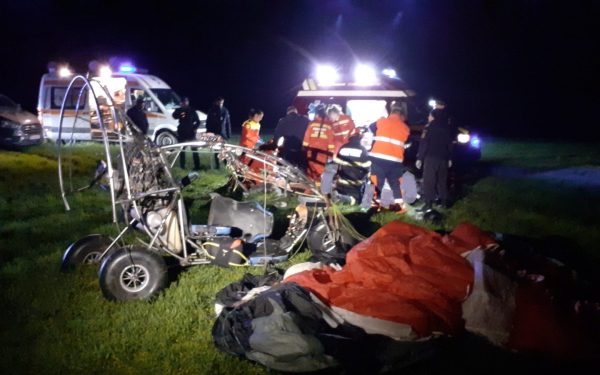 Accident tragic în aer liber: parapantă cu motor se prăbușește pe câmp în Bihor, două victime decedate O tragedie s-a petrecut marți seară în Bihor, după ce o parapantă cu motor, în care se aflau două persoane, s-a prăbușit pe un câmp din apropierea localității Olosig