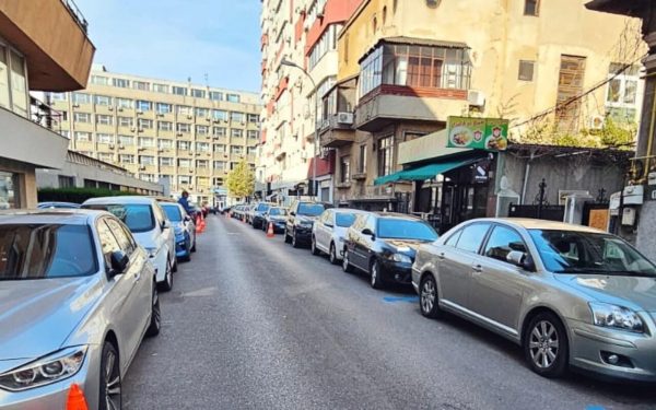 Primăria Capitalei pregătește un proiect controversat care a ajuns pe masa dezbaterii publice, vizând eliminarea facilităților de parcare gratuită pentru vehiculele hibride și electrice înregistrate în București