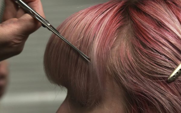 Mitul că tunsul frecvent accelerează creșterea părului a fost demontat de specialiști