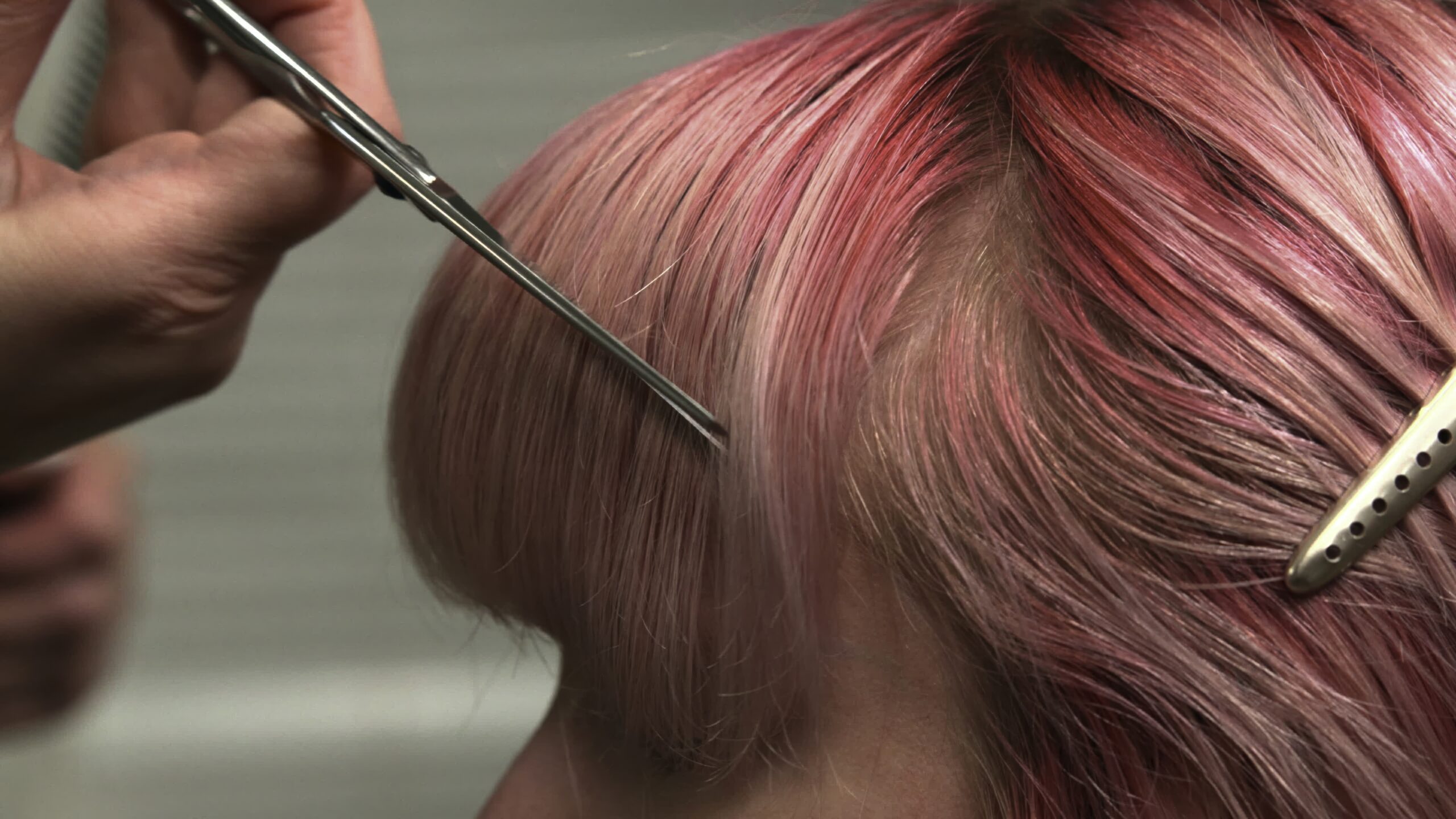 Mitul că tunsul frecvent accelerează creșterea părului a fost demontat de specialiști