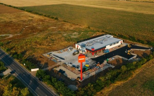 Retailerul german Penny, unul dintre cei mai importanți jucători din piața de retail din România, vizează o amplă extindere în zonele rurale ale țării, concentrându-se pe dezvoltarea în comunele cu populație între 5.000 și 10.000 de locuitori
