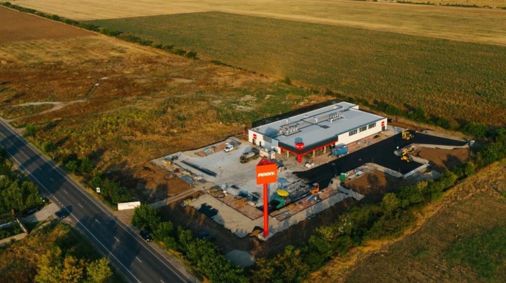 Retailerul german Penny, unul dintre cei mai importanți jucători din piața de retail din România, vizează o amplă extindere în zonele rurale ale țării, concentrându-se pe dezvoltarea în comunele cu populație între 5.000 și 10.000 de locuitori